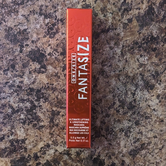 ONE/SIZE by Patrick Starrr Mini Fantasize Lifting & Lengthening Mascara in Black - Picture 4 of 5